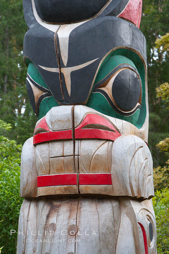 Totem pole. Butchart Gardens, Victoria, British Columbia, Canada, natural history stock photograph, photo id 21130