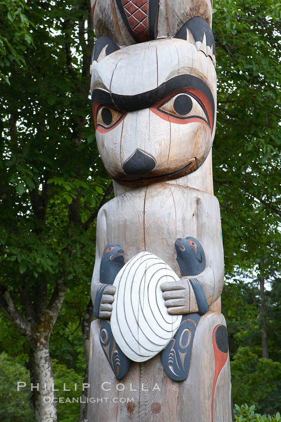 Totem pole. Butchart Gardens, Victoria, British Columbia, Canada, natural history stock photograph, photo id 21129