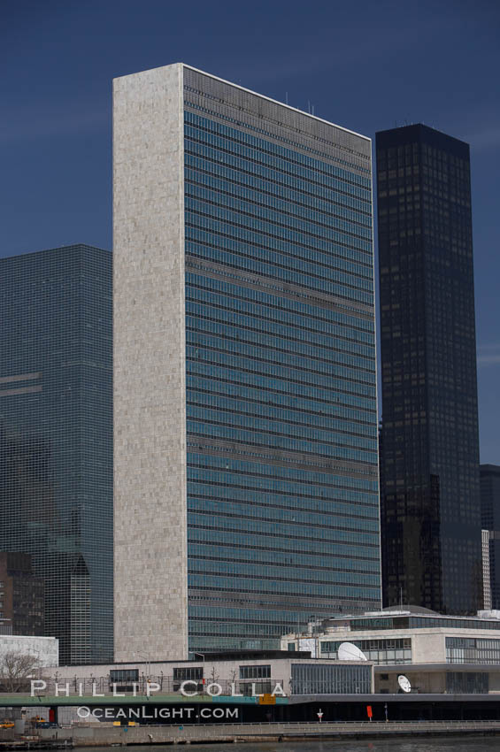 The United Nations Building rises above the New York skyline as viewed from the East River. Manhattan, New York City, USA, natural history stock photograph, photo id 11131