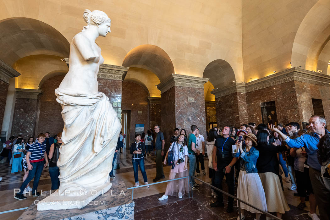 Venus de Milo and her admirers, Mus�e du Louvre. Musee du Louvre, Paris, France, natural history stock photograph, photo id 35697